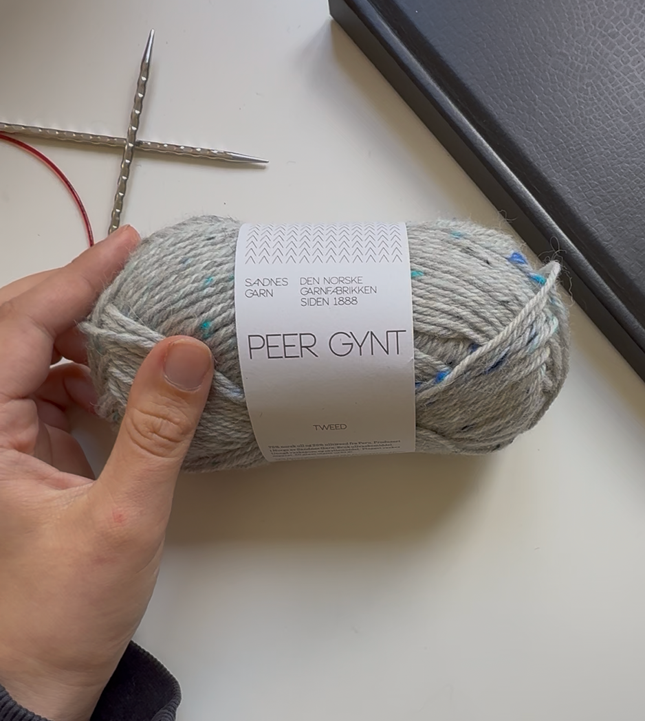 Peer Gynt 1502 Tweed: So wirkt das Hellgrau mit blauen Sprenkeln verstrickt