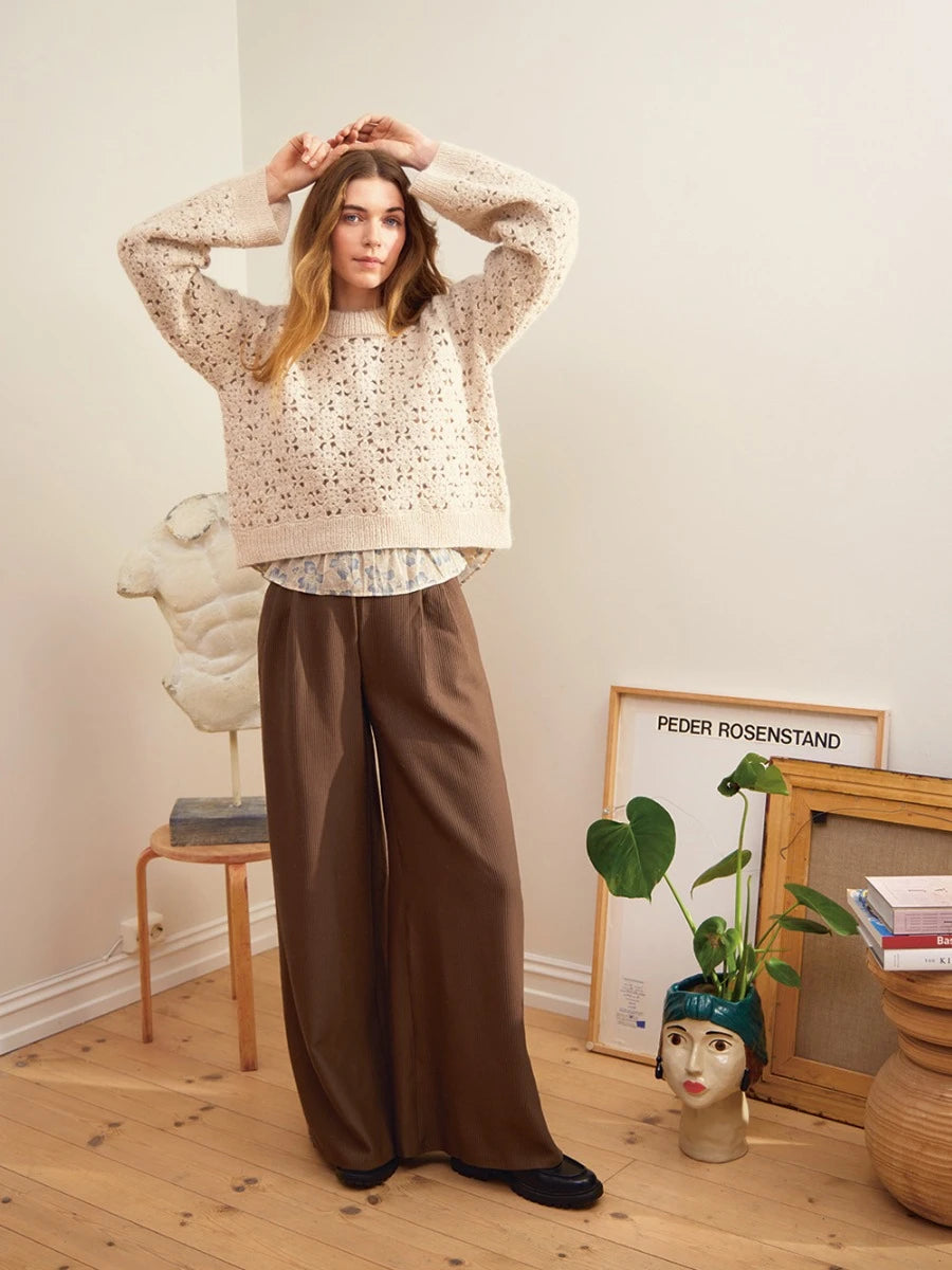 Fleur Sweater Strickanleitung und Garnset von Sandnes Garn aus 2403 DIY, gestrickt mit Tynn Peer Gynt und Tynn Silk Mohair, Bild 2