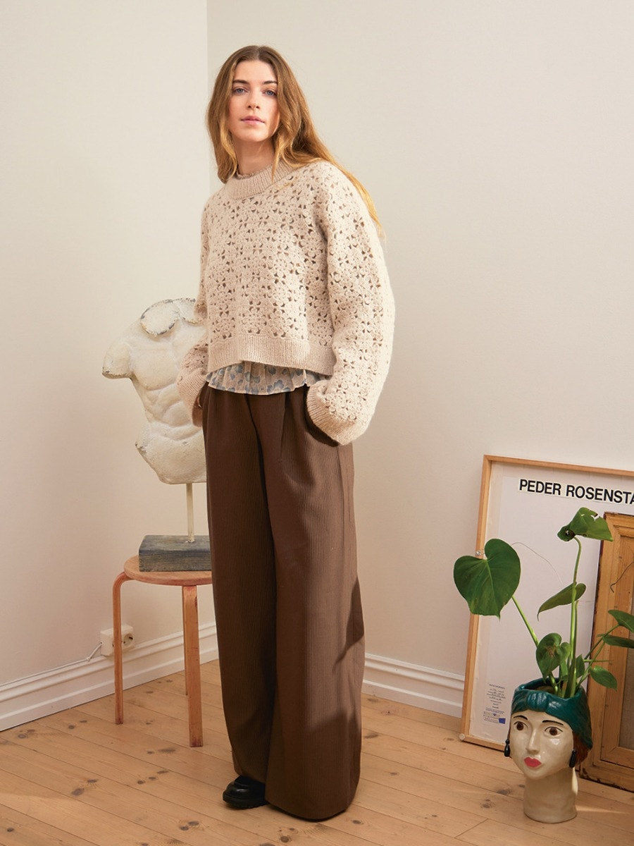 Fleur Sweater Strickanleitung und Garnset von Sandnes Garn aus 2403 DIY, gestrickt mit Tynn Peer Gynt und Tynn Silk Mohair, Bild 1