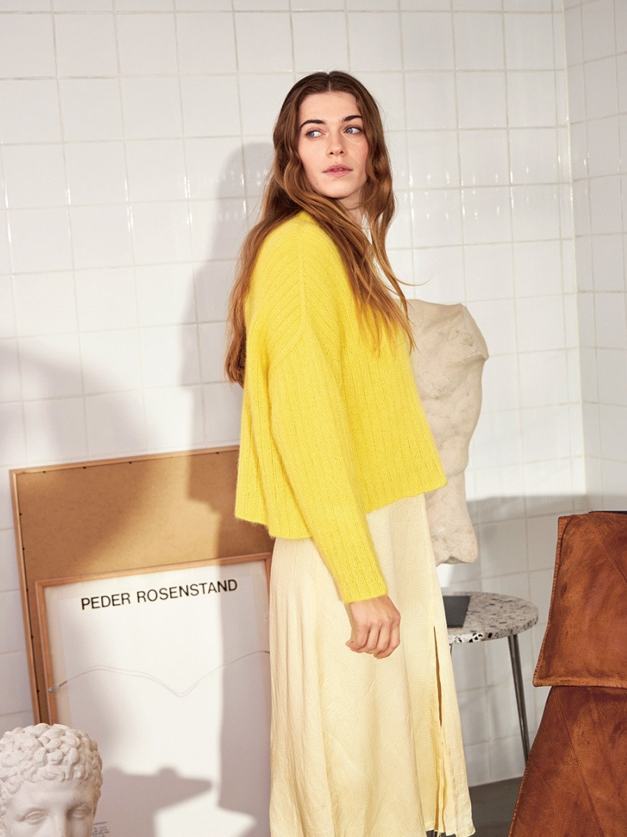Hilda Sweater Strickanleitung und Garnset von Sandnes Garn aus 2403 DIY, gestrickt mit Sunday und Tynn Silk Mohair, Bild 1